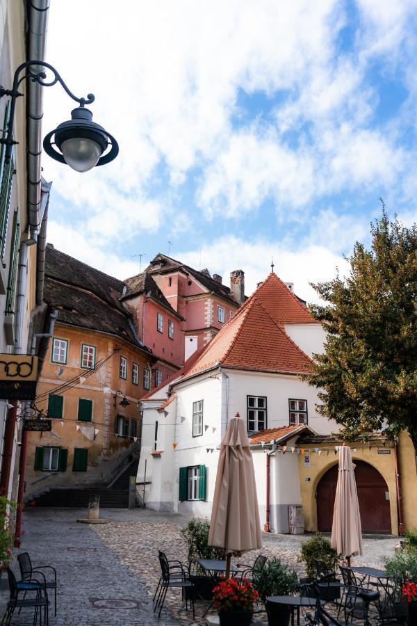 Charming Studio Ideal For Getaways Or Workations In Sibiu'S Medieval City Center 外观 照片
